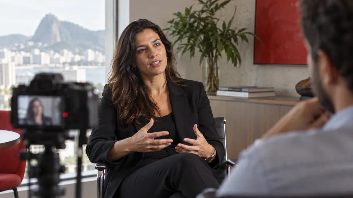 Cliente participa de uma entrevista em escritório enquanto uma câmera registra seu depoimento.